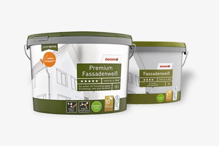 Zwei Farbeimer mit weißer Farbe für die Fassade